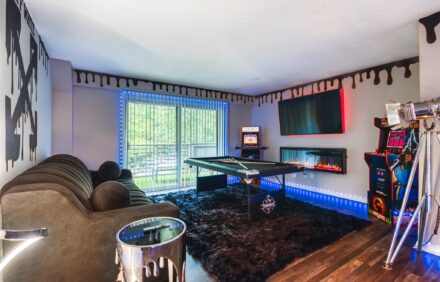 The Showtime Pad – Game Room – Pool Table – Fireplace
